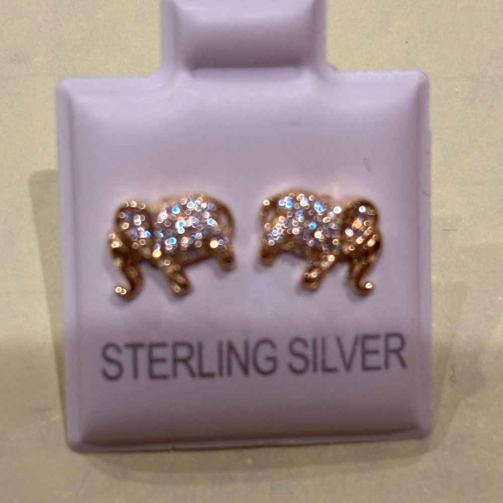 Elephant shape earrings
Sterling silver